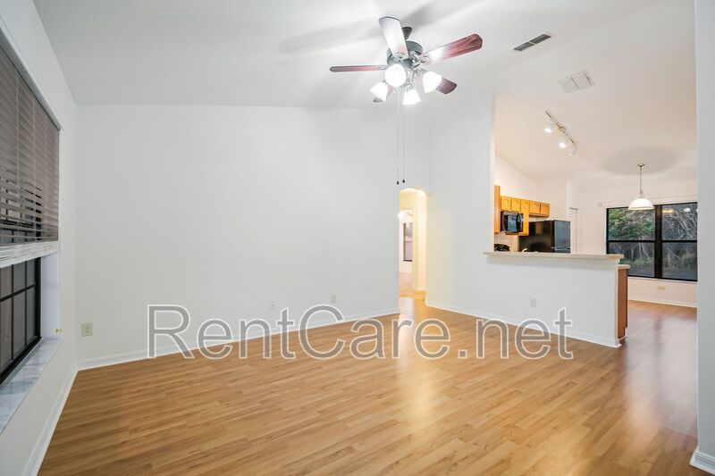 Cozy 3/2 Freshly painted home with large yard in Leesburg!  Lawn service included! property image