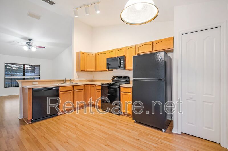 Cozy 3/2 Freshly painted home with large yard in Leesburg!  Lawn service included! property image