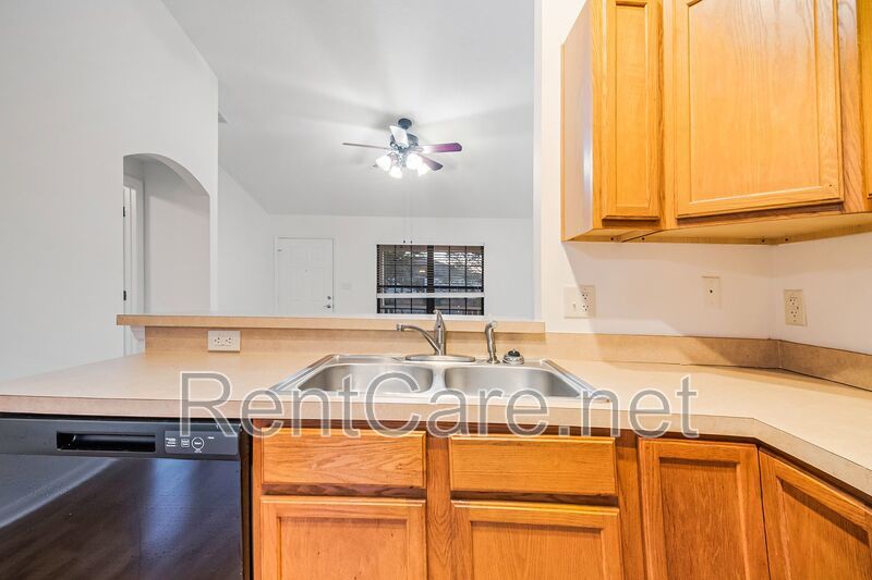 Cozy 3/2 Freshly painted home with large yard in Leesburg!  Lawn service included! property image