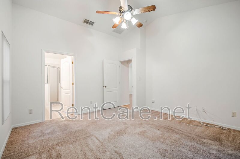 Cozy 3/2 Freshly painted home with large yard in Leesburg!  Lawn service included! property image