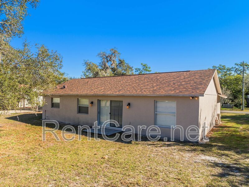 Spacious 3/2 home in Oviedo, just minutes to UCF.  Fresh paint and new carpet! No HOA! property image