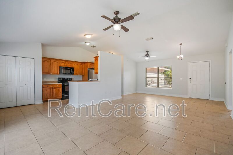 Spacious 3/2 home in Oviedo, just minutes to UCF.  Fresh paint and new carpet! No HOA! property image