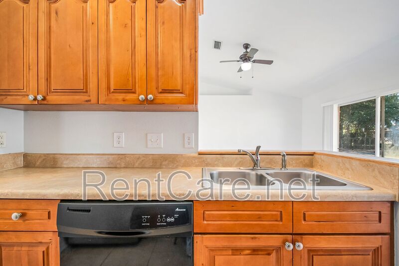 Spacious 3/2 home in Oviedo, just minutes to UCF.  Fresh paint and new carpet! No HOA! property image