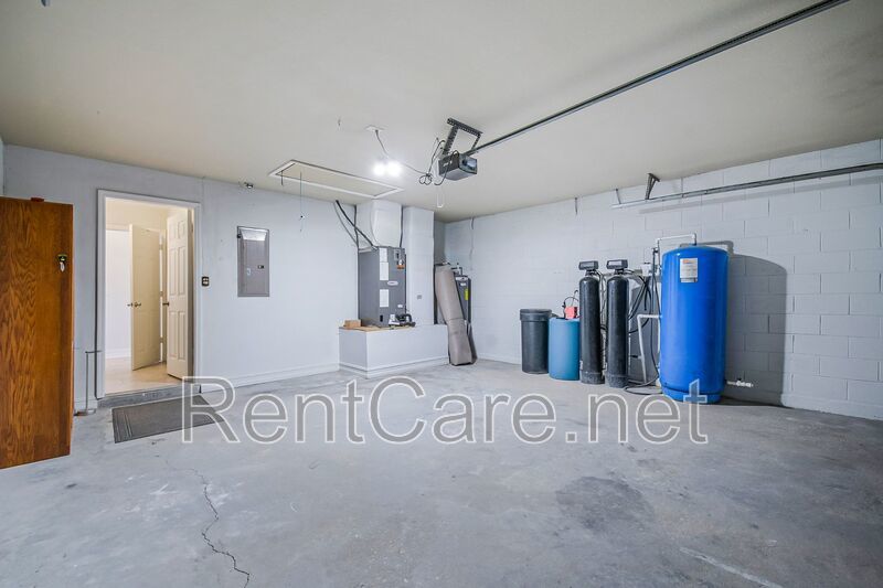 Spacious 3/2 home in Oviedo, just minutes to UCF.  Fresh paint and new carpet! No HOA! property image