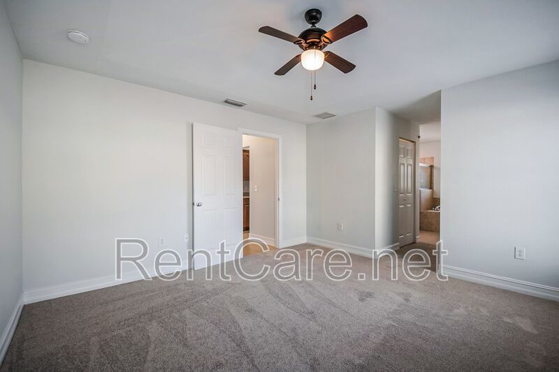 Spacious 3/2 home in Oviedo, just minutes to UCF.  Fresh paint and new carpet! No HOA! property image