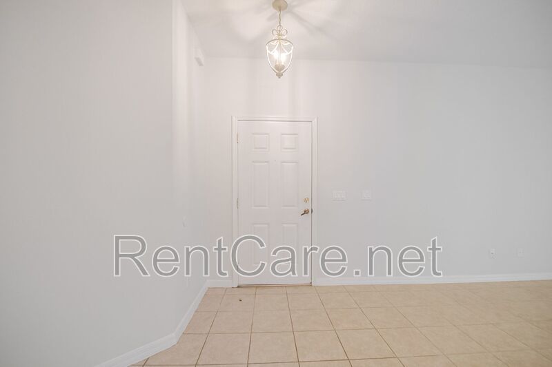 Spacious 3/2 Condo in the Gated Oakwater Community with Single Car Garage! Brand new carpets and Freshly Painted! property image