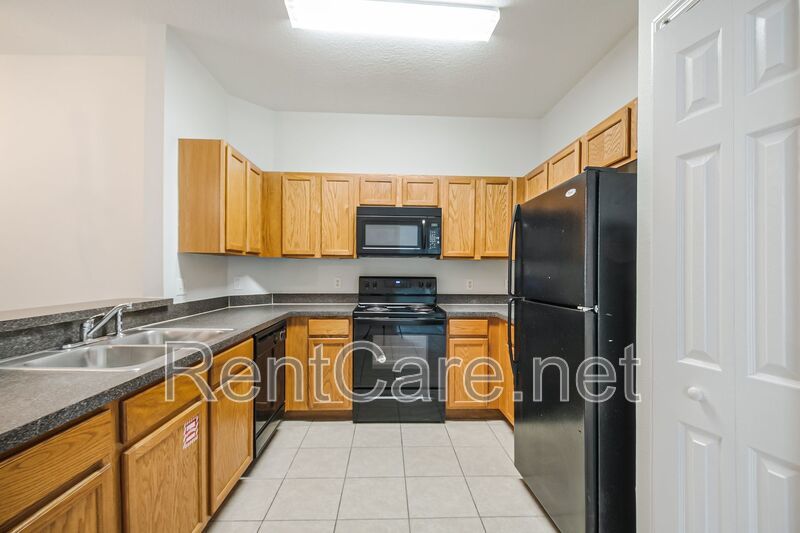 Spacious 3/2 Condo in the Gated Oakwater Community with Single Car Garage! Brand new carpets and Freshly Painted! property image