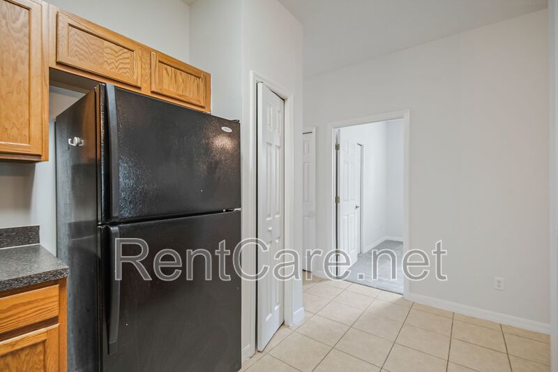 Spacious 3/2 Condo in the Gated Oakwater Community with Single Car Garage! Brand new carpets and Freshly Painted! property image