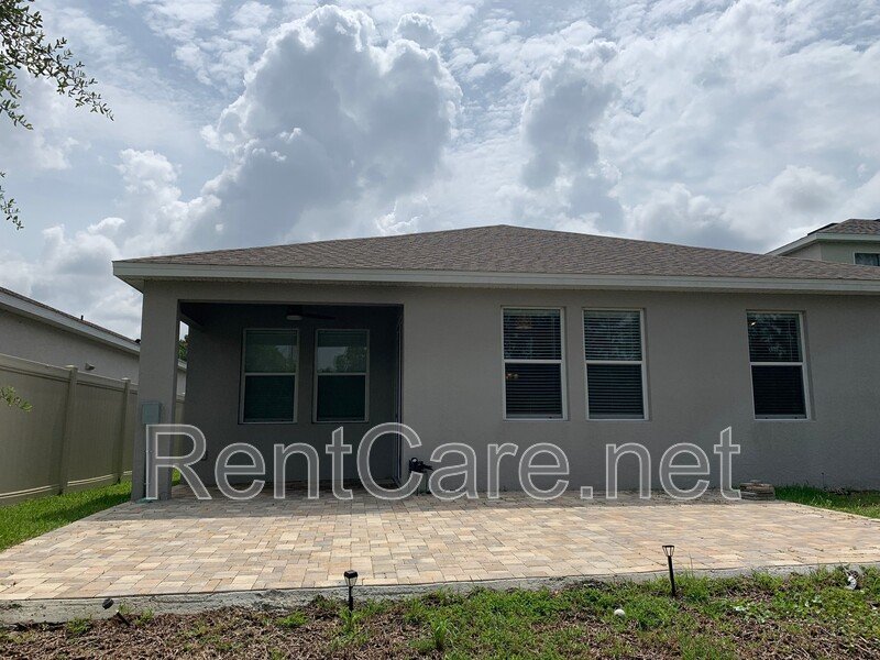 Beautiful 4/3 with fenced yard in Hunters Creek! Available August 2026 property image