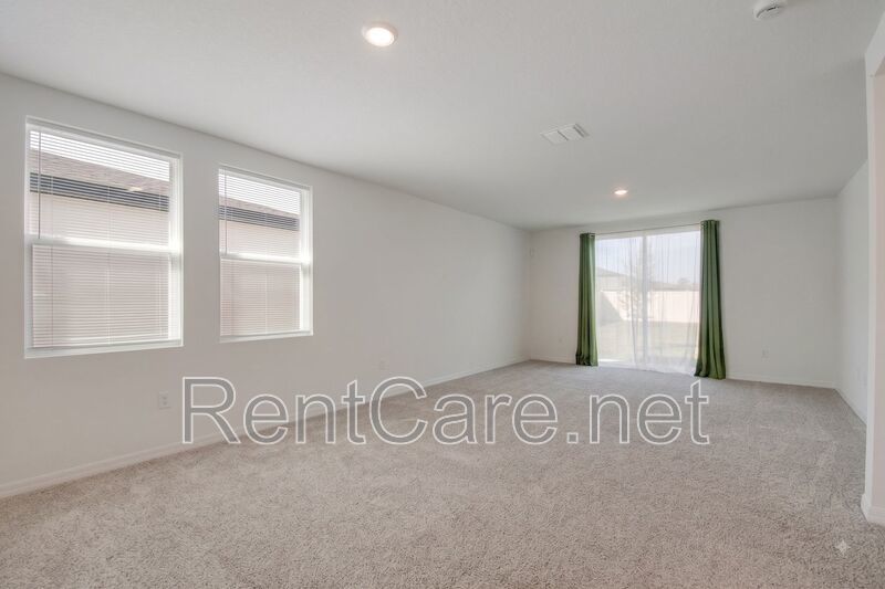 Modern 4/2 House in Lake Deer Estates Available Now! property image