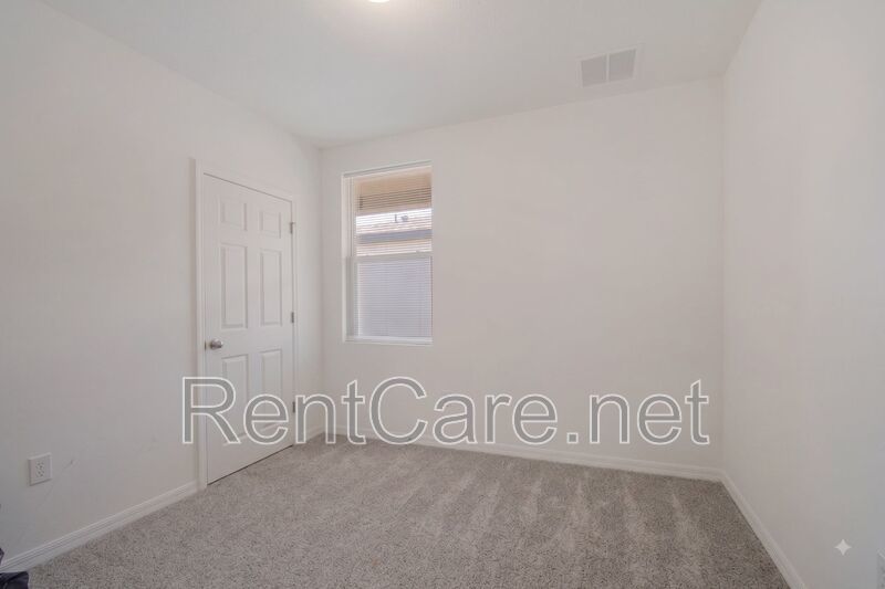Modern 4/2 House in Lake Deer Estates Available Now! property image