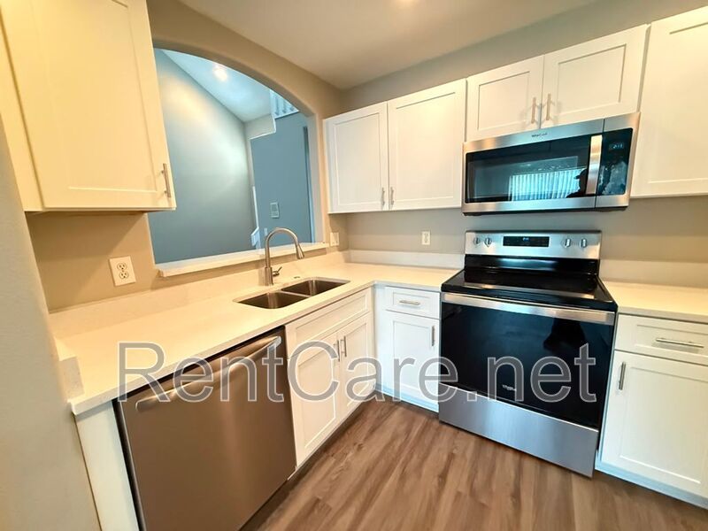 Spacious 3/2.5 Town Home in Meadow Woods! Available Now! property image